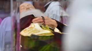 Stotine vjernika ispred crkve Gospe od zdravlja dočekalo relikviju sv. Leopolda Mandića Stotine vjernika ispred crkve Gospe od zdravlja dočekalo relikviju sv. Leopolda Mandića