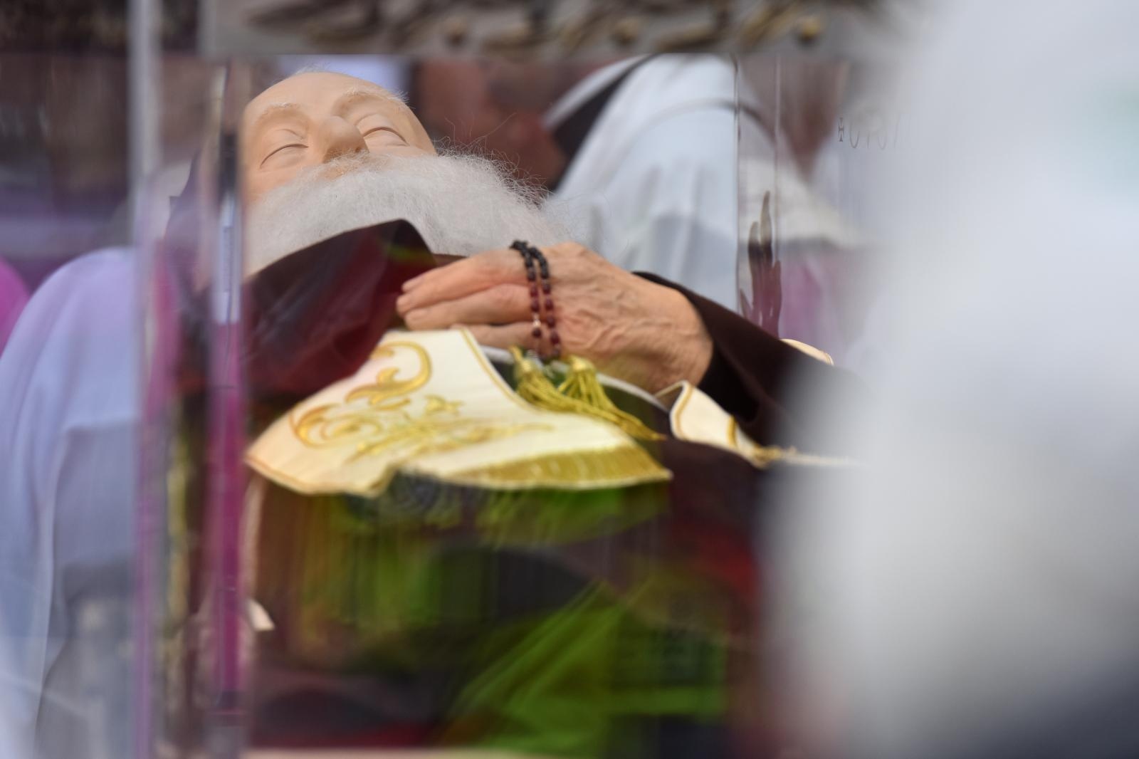 Stotine vjernika ispred crkve Gospe od zdravlja dočekalo relikviju sv. Leopolda Mandića Stotine vjernika ispred crkve Gospe od zdravlja dočekalo relikviju sv. Leopolda Mandića