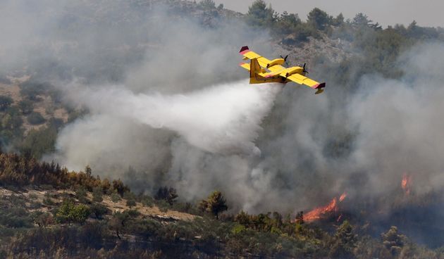 Skradin -Pozar u zaledju Skradina jos je uvijek aktivan. Gase ga uz kopnene snage i kanaderi