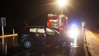 Vodice: U sudaru automobila i autobusa tri osobe ozlijeđene, a autobus završio na boku