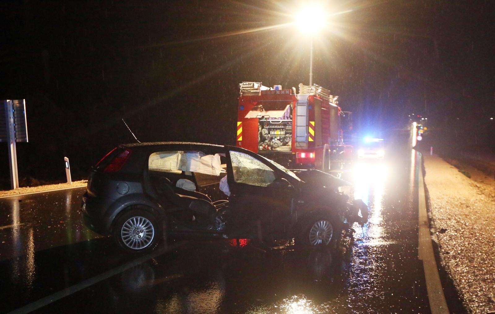 Vodice: U sudaru automobila i autobusa tri osobe ozlijeđene, a autobus završio na boku