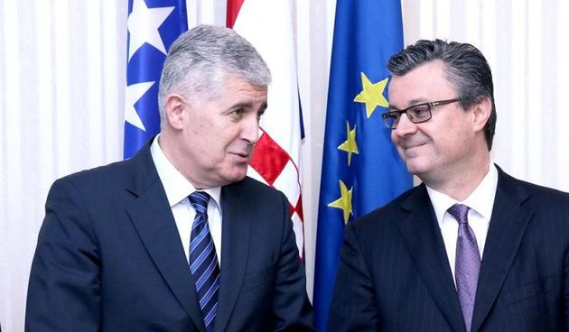 zagreb – Predsjednik Vlade Republike Hrvatske Tihomir Oreskovic sastao se u Banskim dvorima s predsjedavajucim Predsjednistva Bosne i Hercegovine Draganom Covicem te clanovima Predsjednistva Bakirom Izetbegovicem i Mladenom Ivanicem. Sastanku su nazocili