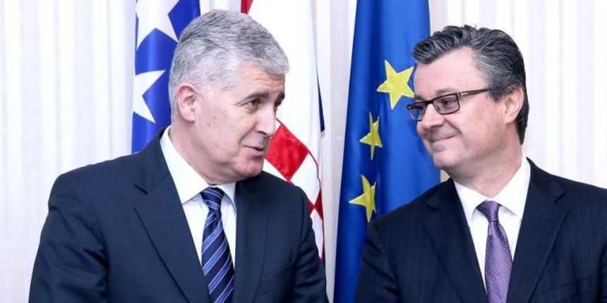 zagreb – Predsjednik Vlade Republike Hrvatske Tihomir Oreskovic sastao se u Banskim dvorima s predsjedavajucim Predsjednistva Bosne i Hercegovine Draganom Covicem te clanovima Predsjednistva Bakirom Izetbegovicem i Mladenom Ivanicem. Sastanku su nazocili zagreb – Predsjednik Vlade Republike Hrvatske Tihomir Oreskovic sastao se u Banskim dvorima s predsjedavajucim Predsjednistva Bosne i Hercegovine Draganom Covicem te clanovima Predsjednistva Bakirom Izetbegovicem i Mladenom Ivanicem. Sastanku su nazocili