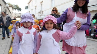 Zadar, 080213.
Poluotok. Maskirana povorka pod nazivom Karnevalic 057 krenula je sa Branimirove obale, preko mosta, Trga, Kalelarge sve do Arsenala. U Clubu Arsenal ceka ih zabavni program uz pjesmu, ples i predstavljanje maski.
Foto: Jure Miskovic / CR Zadar, 080213.
Poluotok. Maskirana povorka pod nazivom Karnevalic 057 krenula je sa Branimirove obale, preko mosta, Trga, Kalelarge sve do Arsenala. U Clubu Arsenal ceka ih zabavni program uz pjesmu, ples i predstavljanje maski.
Foto: Jure Miskovic / CR
