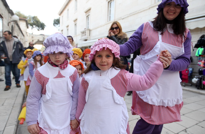 Zadar, 080213.
Poluotok. Maskirana povorka pod nazivom Karnevalic 057 krenula je sa Branimirove obale, preko mosta, Trga, Kalelarge sve do Arsenala. U Clubu Arsenal ceka ih zabavni program uz pjesmu, ples i predstavljanje maski.
Foto: Jure Miskovic / CR Zadar, 080213.
Poluotok. Maskirana povorka pod nazivom Karnevalic 057 krenula je sa Branimirove obale, preko mosta, Trga, Kalelarge sve do Arsenala. U Clubu Arsenal ceka ih zabavni program uz pjesmu, ples i predstavljanje maski.
Foto: Jure Miskovic / CR
