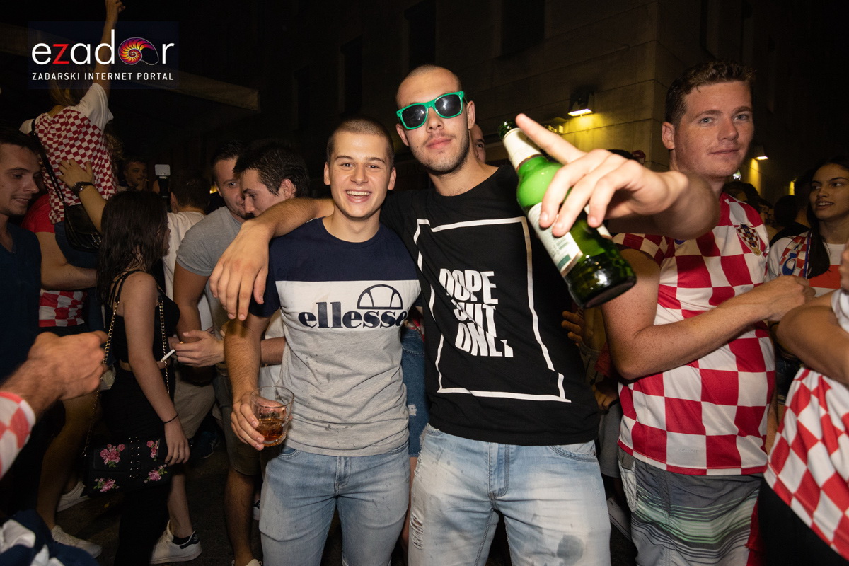 Čudesna noć: Velika fešta ulicama Zadra nakon plasmana Vatrenih u finale SP Čudesna noć: Velika fešta ulicama Zadra nakon plasmana Vatrenih u finale SP