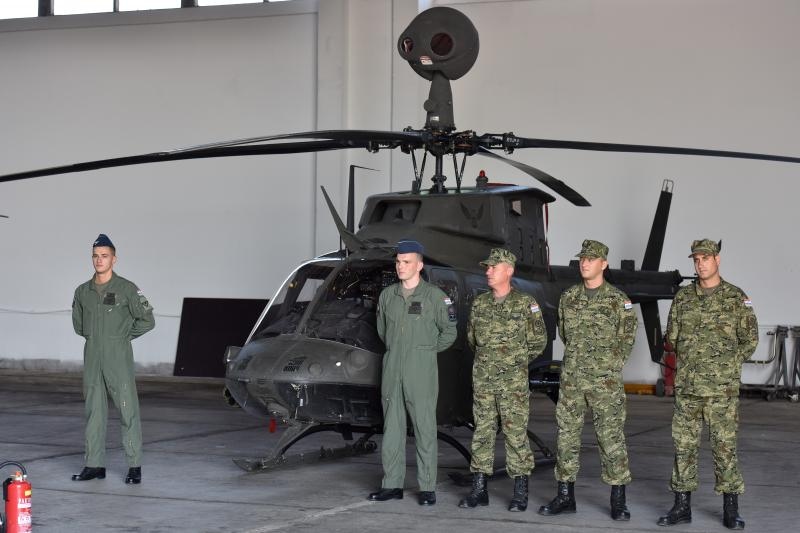 Predsjednica Grabar-Kitarović na predstavljanju novih helikoptera Kiowa Warriors u 93. Zrakoplovnoj bazi u Zemuniku. Photo: Dino Stanin/PIXSELL Predsjednica Grabar-Kitarović na predstavljanju novih helikoptera Kiowa Warriors u 93. Zrakoplovnoj bazi u Zemuniku. Photo: Dino Stanin/PIXSELL