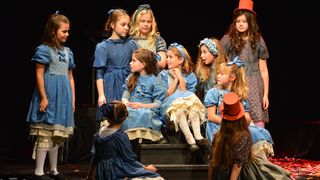 Kazališna udruga “Igrajmo se”: Predstava “Godišnja doba”