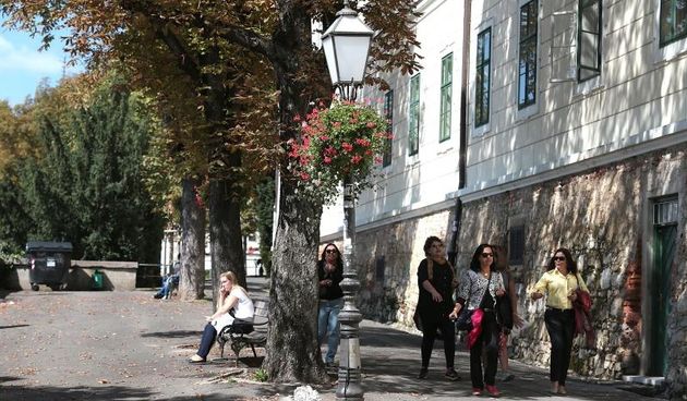 Zagreb – Zbog restauracije Strossmayerovo je setaliste ostalo na neko vrijeme bez svog najpoznatijeg spomenika, Matosa na klupi. Photo: Patrik Macek/PIXSELL