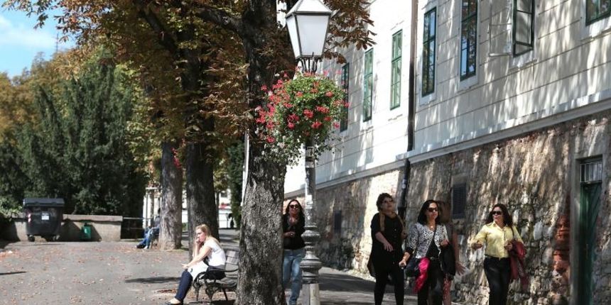 Zagreb – Zbog restauracije Strossmayerovo je setaliste ostalo na neko vrijeme bez svog najpoznatijeg spomenika, Matosa na klupi. Photo: Patrik Macek/PIXSELL