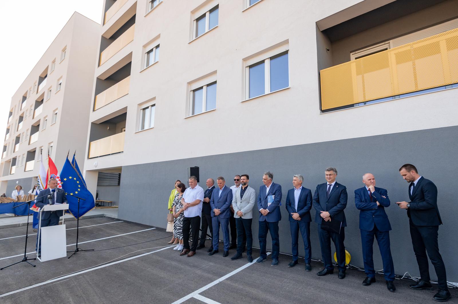 Premijer Plenković sudjelovao na svečanosti primopredaje ključeva POS-ovih stanova Premijer Plenković sudjelovao na svečanosti primopredaje ključeva POS-ovih stanova