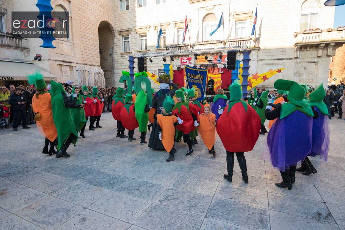 Zadarski karneval 2018: Povorka maškaranih skupina od Gradskih vrata preko Foruma do Narodnog trga Zadarski karneval 2018: Povorka maškaranih skupina od Gradskih vrata preko Foruma do Narodnog trga