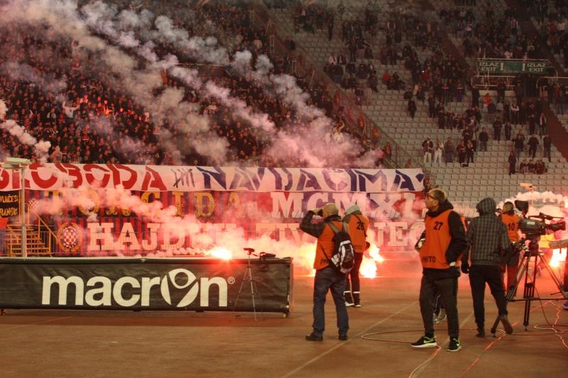 Bakljada i neredi na utakmici Hajduk – Dinamo