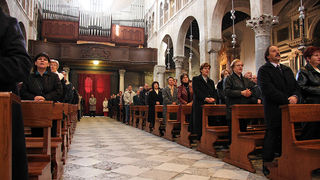 Polaganje vijenaca u more – pomorska skola