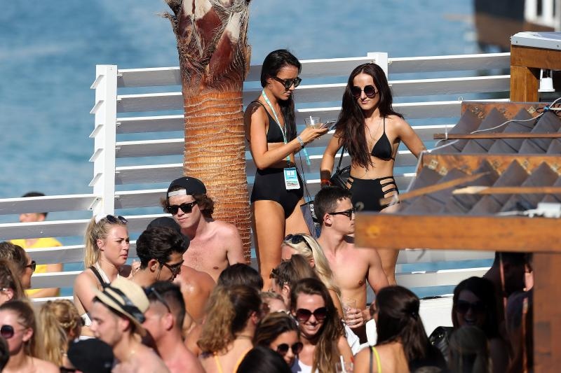 Zrće: Prvi dan Hideout festivala privukao nekoliko tisuća turista, Photo: Dalibor Urukalovic/PIXSELL Zrće: Prvi dan Hideout festivala privukao nekoliko tisuća turista, Photo: Dalibor Urukalovic/PIXSELL