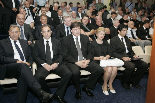 Split, 270611.
Danas je u kino sali na poljudskom stadionu odrzana komemoracija za preminulog Tomislava Ivica nogometnog trenera.
Stanko Poklepovic, Vinko Radovani, Petroslav Sapunar, Andjelka Viskovic, Hrvoje Males
Foto: Jakov Prkic / Cropix Split, 270611.
Danas je u kino sali na poljudskom stadionu odrzana komemoracija za preminulog Tomislava Ivica nogometnog trenera.
Stanko Poklepovic, Vinko Radovani, Petroslav Sapunar, Andjelka Viskovic, Hrvoje Males
Foto: Jakov Prkic / Cropix