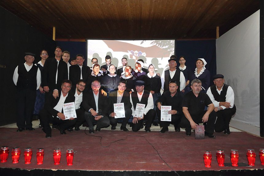 Bibinje: Predstavljena knjiga “Bitka za Vukovar” Damira Plavšića. Foto: Leo Banić Bibinje: Predstavljena knjiga “Bitka za Vukovar” Damira Plavšića. Foto: Leo Banić