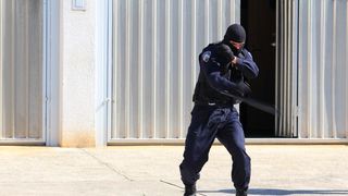 U prigodi Dana hrvatske policije i njihovog zaštitnika Sv.Mihovila danas je u PU Zadarskoj održana prigodna svečanost.U nastavku svečanosti, pokaznu vježbu samoobrane izveli su pripadnici interventne jedinice PU Zadarske te su podijeljena priznanja nagrađ U prigodi Dana hrvatske policije i njihovog zaštitnika Sv.Mihovila danas je u PU Zadarskoj održana prigodna svečanost.U nastavku svečanosti, pokaznu vježbu samoobrane izveli su pripadnici interventne jedinice PU Zadarske te su podijeljena priznanja nagrađ