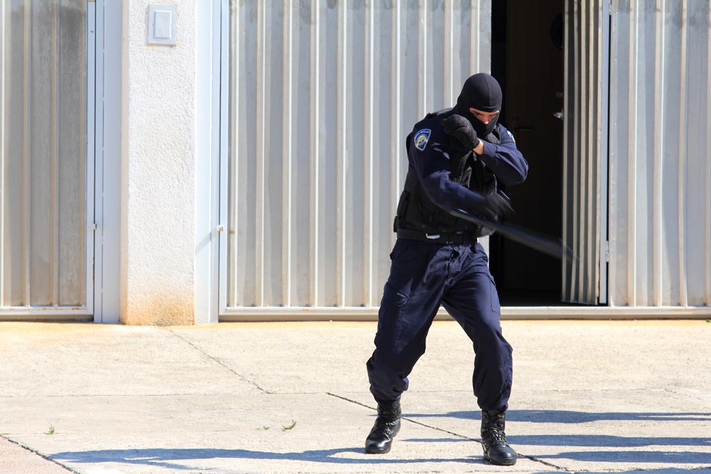 U prigodi Dana hrvatske policije i njihovog zaštitnika Sv.Mihovila danas je u PU Zadarskoj održana prigodna svečanost.U nastavku svečanosti, pokaznu vježbu samoobrane izveli su pripadnici interventne jedinice PU Zadarske te su podijeljena priznanja nagrađ U prigodi Dana hrvatske policije i njihovog zaštitnika Sv.Mihovila danas je u PU Zadarskoj održana prigodna svečanost.U nastavku svečanosti, pokaznu vježbu samoobrane izveli su pripadnici interventne jedinice PU Zadarske te su podijeljena priznanja nagrađ