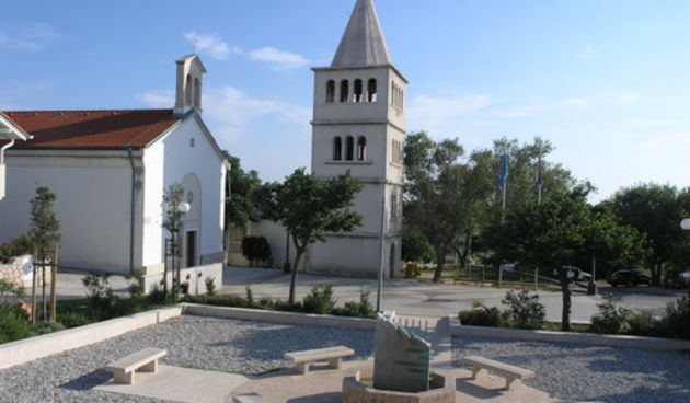 Povljana – Trg sv. Jurja (Foto: Josip Portada)