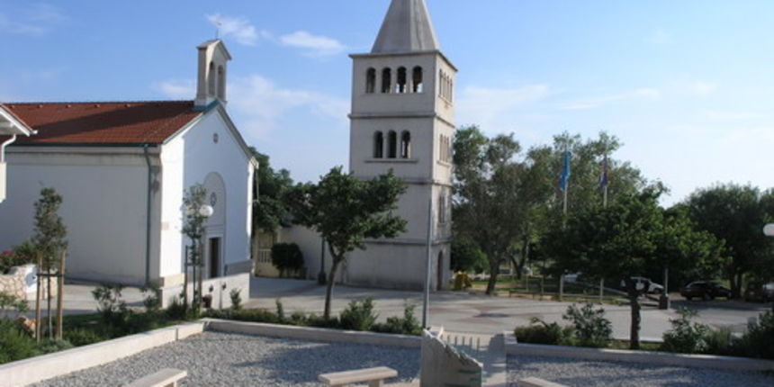 Povljana – Trg sv. Jurja (Foto: Josip Portada)