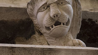 lavlja glava na nadvratniku vrata  na poluotoku