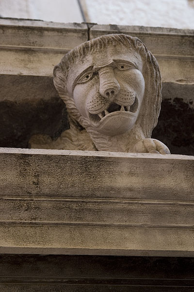 lavlja glava na nadvratniku vrata  na poluotoku