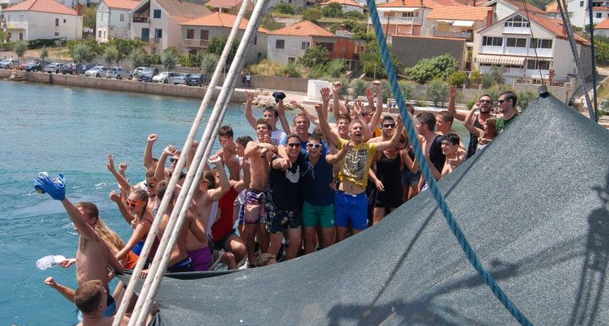 Tunuara 2016 – defile ribarica, spremanje brudeta, demonstracija ribarske vještine i koncert Zorica Kondža. Foto: TZ općine Kali/Adam Vidas