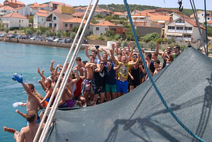 Tunuara 2016 – defile ribarica, spremanje brudeta, demonstracija ribarske vještine i koncert Zorica Kondža. Foto: TZ općine Kali/Adam Vidas Tunuara 2016 – defile ribarica, spremanje brudeta, demonstracija ribarske vještine i koncert Zorica Kondža. Foto: TZ općine Kali/Adam Vidas