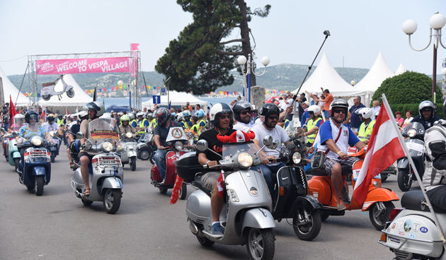 Spektakularni defile vespaša, foto: Vinko Pešić