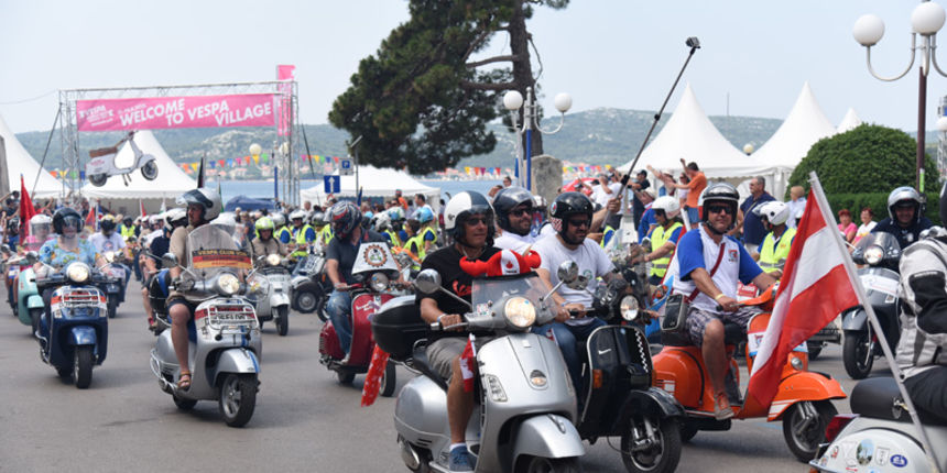 Spektakularni defile vespaša, foto: Vinko Pešić Spektakularni defile vespaša, foto: Vinko Pešić