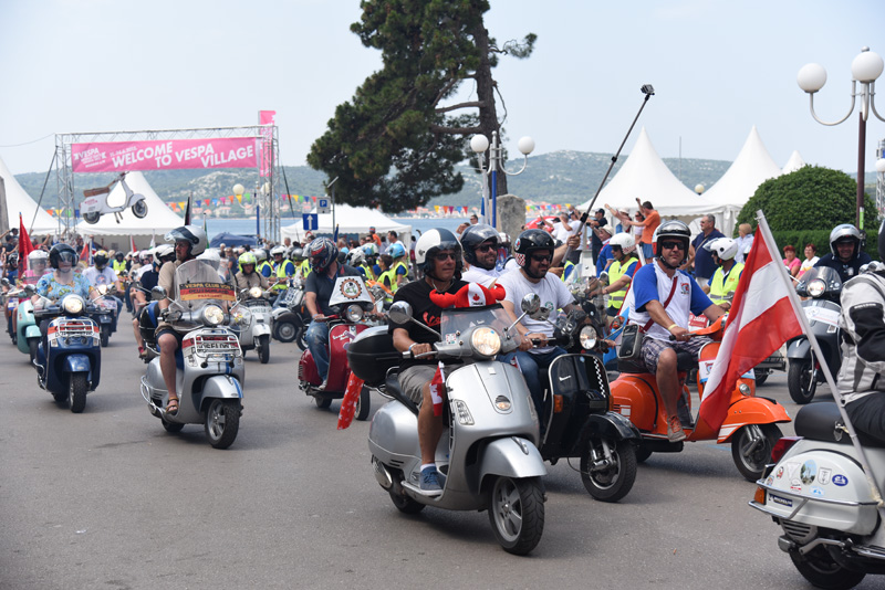 Spektakularni defile vespaša, foto: Vinko Pešić Spektakularni defile vespaša, foto: Vinko Pešić