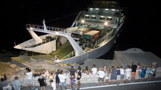 Jablanac, 170811.
U pomorskoj havariji trajekt Rapske plovidbe “Barbat” oko 18 sati, prilikom pristajanja u luku Jablanac ostao je bez pogona i udario u rivu koja je ujedno i mjesna plaza. Ozlijedjeno je sedam osoba. Ocevid je u tijeku.
Foto: Zeljko Sop /