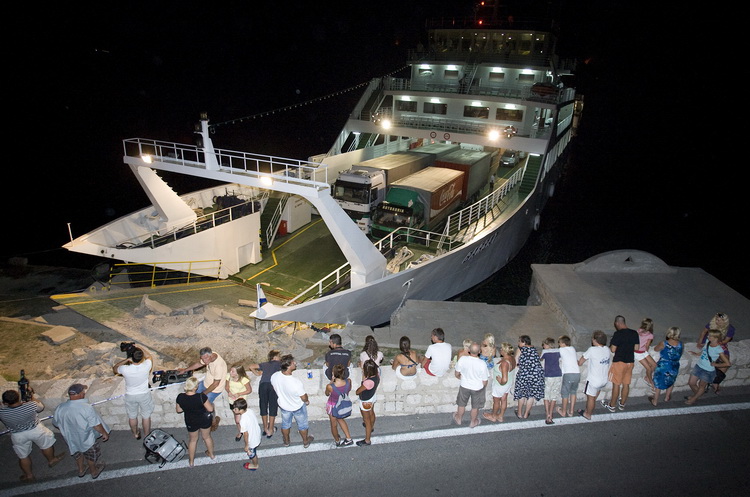 Jablanac, 170811.
U pomorskoj havariji trajekt Rapske plovidbe “Barbat” oko 18 sati, prilikom pristajanja u luku Jablanac ostao je bez pogona i udario u rivu koja je ujedno i mjesna plaza. Ozlijedjeno je sedam osoba. Ocevid je u tijeku.
Foto: Zeljko Sop /