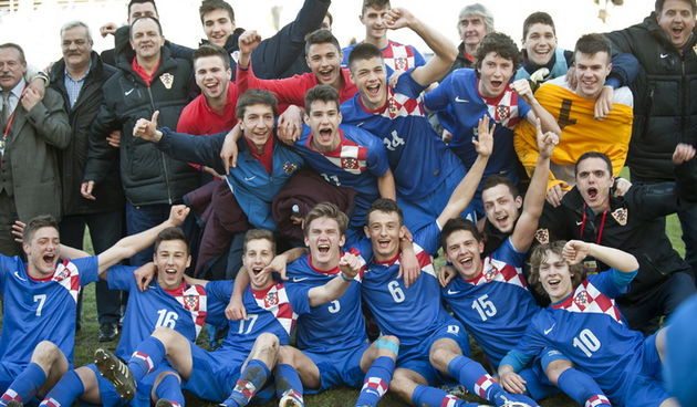 Stadion Hrvatski vitezovi.Kvalifikacijsko nogometna utakmica za europsko prvenstvo U -17 izmedju Hrvatske i Francuske.Na fotografiji: Slavlje nogometasa Hrvatske reprezentacije nakon pobjede.Foto: Josko Ponos/ CROPIX