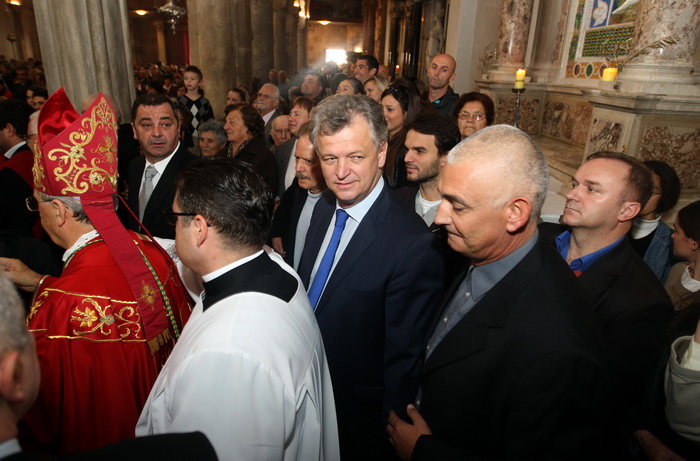 Zadar, 241112.
Obiljezavanje Dana grada Zadra i dolazak generala Ante Gotovine pocasnog gradjanina grada Zadra. General Gotovina na svetoj misi u katedrali Sv. Stosije.
Na fotografiji: Miomir Zuzul.
Foto: Jure Miskovic / CROPIX Zadar, 241112.
Obiljezavanje Dana grada Zadra i dolazak generala Ante Gotovine pocasnog gradjanina grada Zadra. General Gotovina na svetoj misi u katedrali Sv. Stosije.
Na fotografiji: Miomir Zuzul.
Foto: Jure Miskovic / CROPIX