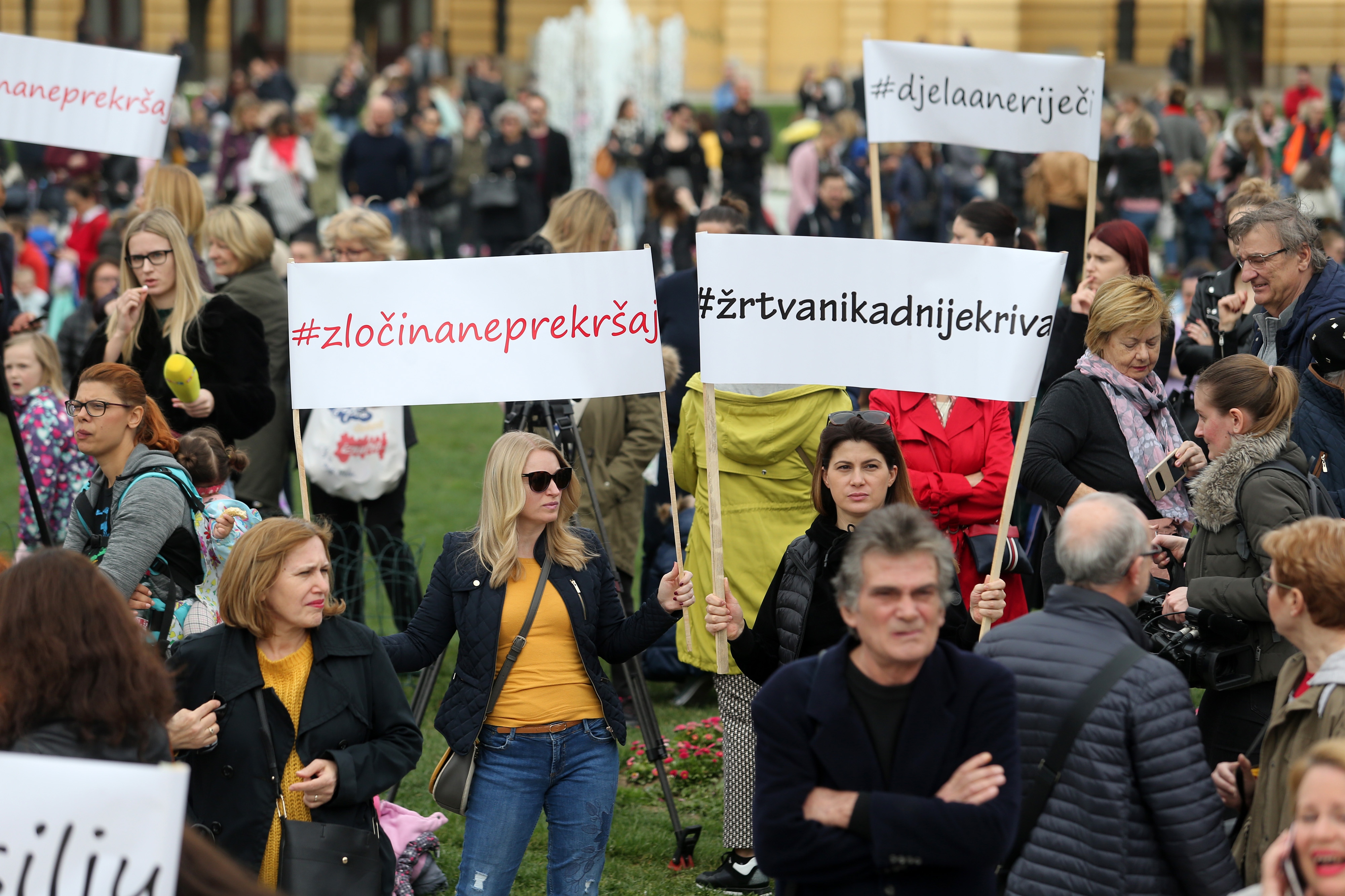 Prosvjed #spasime: Tomislavov trg u Zagrebu pun ljudi, došao i Plenković Prosvjed #spasime: Tomislavov trg u Zagrebu pun ljudi, došao i Plenković