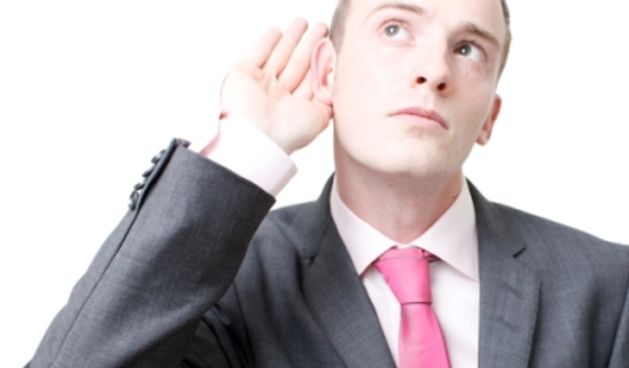 Slušanje, uho, muskarac, odijelo (Metro-portal.hr)