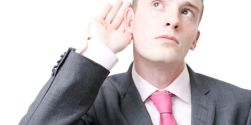 Slušanje, uho, muskarac, odijelo (Metro-portal.hr)