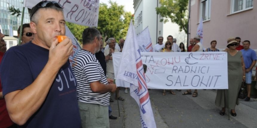 Radnici Salonita zauzeli tvornicu u Vranjicu (Foto: Paun Paunović/CROPIX) Radnici Salonita zauzeli tvornicu u Vranjicu (Foto: Paun Paunović/CROPIX)