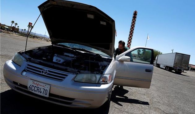 Automobil kalifornijske registracije. Foto. Hina