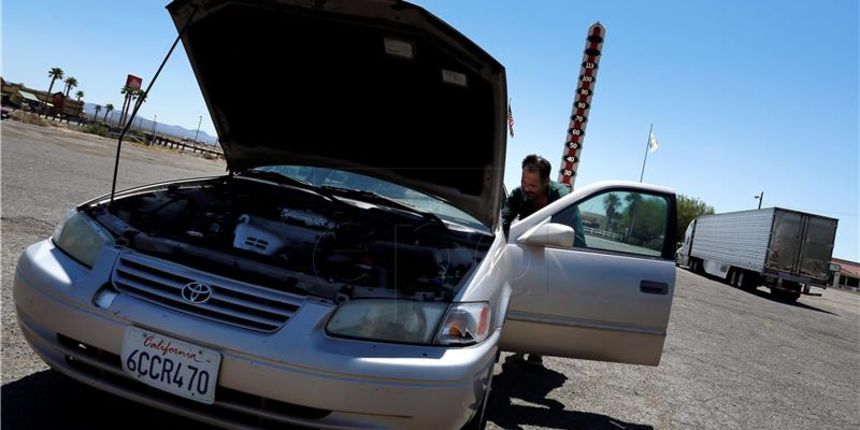 Automobil kalifornijske registracije. Foto. Hina