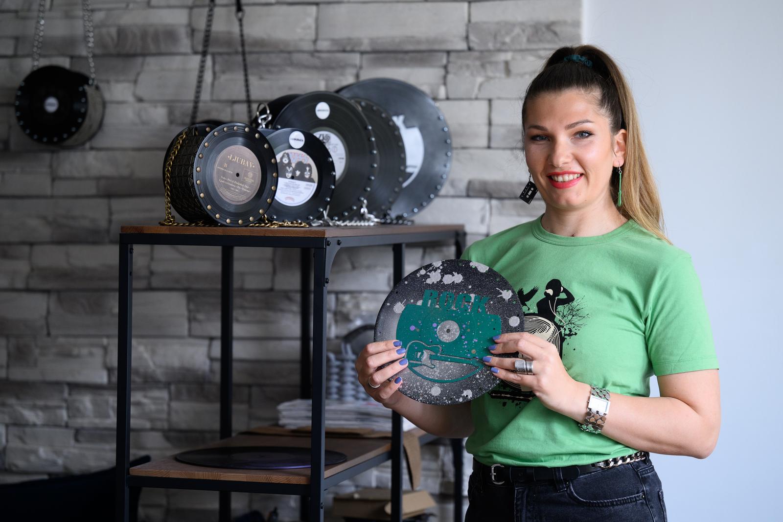 Miljana Jovičić proizvodi torbice od starih gramofonskih ploča