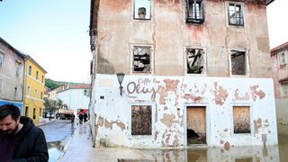 Obrovac: Poplava se polako povlači, stanovnici spašavaju stvari iz domova