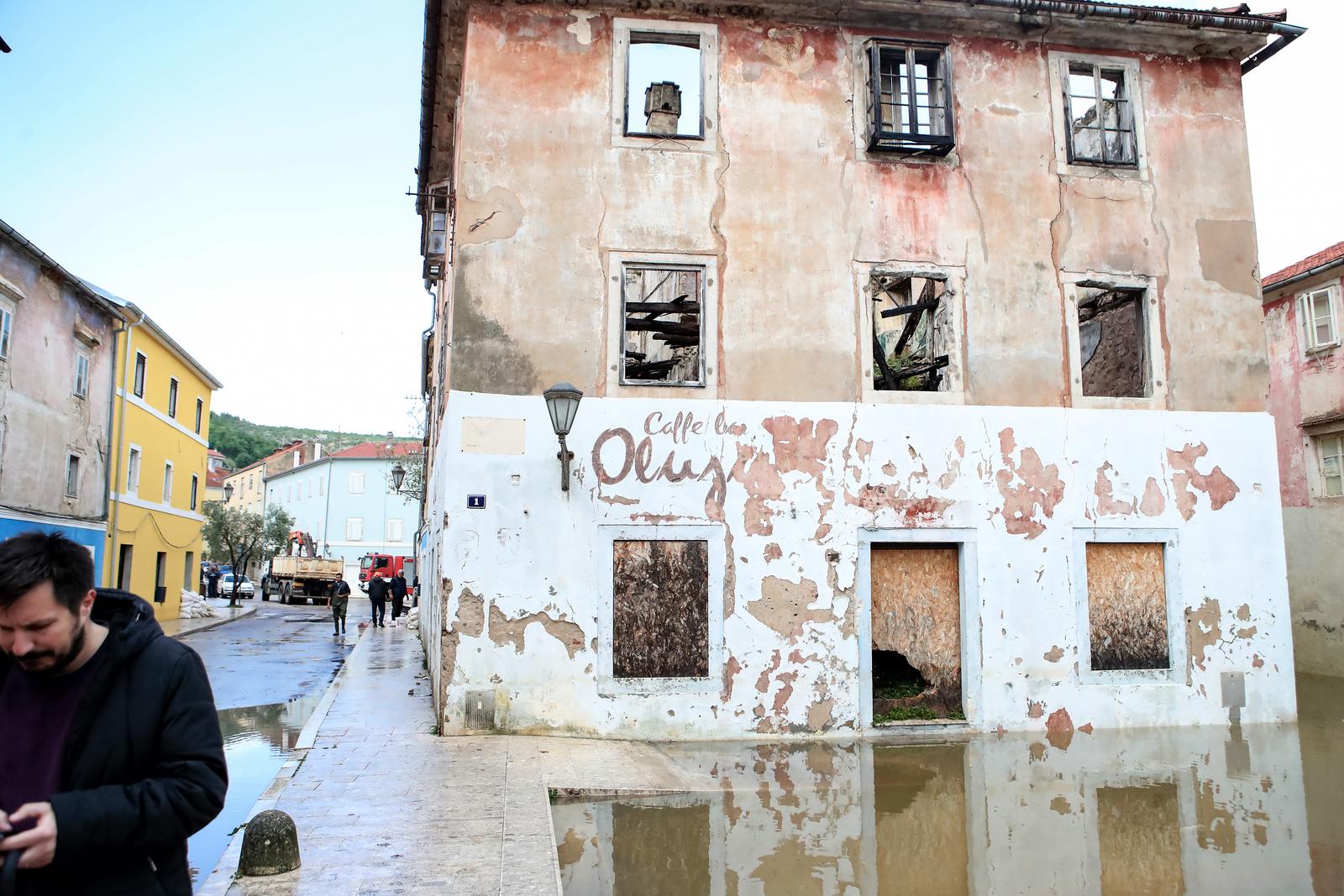Obrovac: Poplava se polako povlači, stanovnici spašavaju stvari iz domova