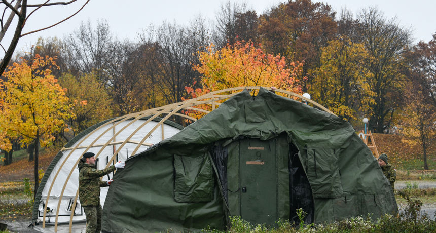 Vojska postavlja šatore kod KB Dubrave