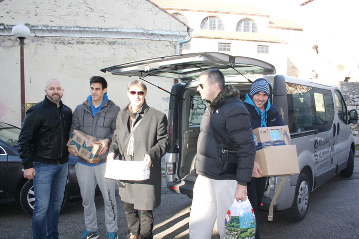 Zadarski sportaši i sportski novinari velikog srca napunili Socijalnu samoposlugu Zadarski sportaši i sportski novinari velikog srca napunili Socijalnu samoposlugu