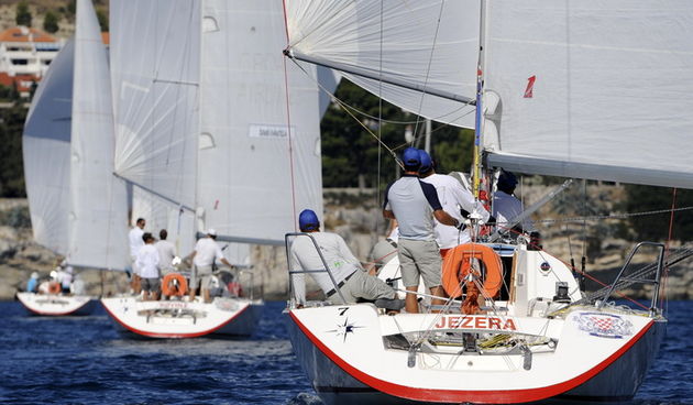 Split, 210910.
Kao i svake godine u akvatoriju ispred Splita odrzava se dvobojsko jedrenje “Match race”. 
Prvi dan jedrenja ispred splitske gradske luke zapoceo je flotnim jedrenjem iz kojega ce proizaci posade koje odlaze u zavrsno dvobojsko jedrenje slj