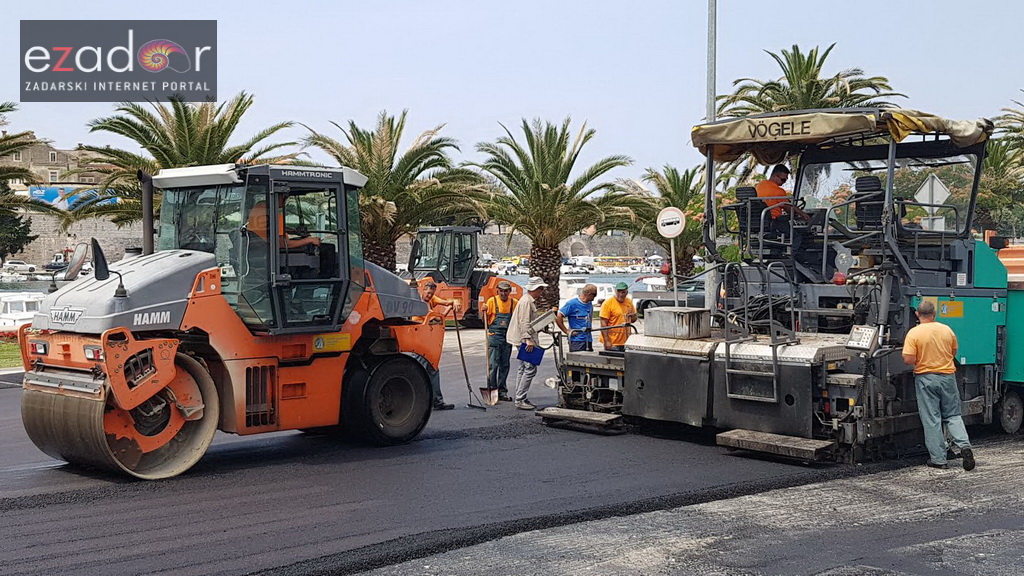 Asfaltiranje kolnika rekonstruiranog i proširenog križanja kod Veslačkog Asfaltiranje kolnika rekonstruiranog i proširenog križanja kod Veslačkog