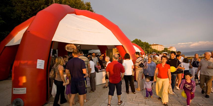 “Kupujmo hrvatsko” i “Vrijedne ruke” (foto:Saša Čuka) “Kupujmo hrvatsko” i “Vrijedne ruke” (foto:Saša Čuka)